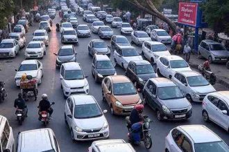 The Lucknow Divisional Commissioner was also troubled by the traffic jam; it took 30 minutes to cover 2 km.